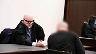 Rechtsanwalt Thomas Skapczyk aus Erlangen spricht mit dem Angeklagten aus Höchstadt.