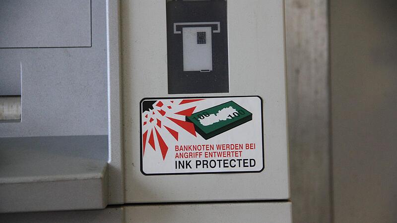 Eine weitverbreitete Sicherheitsma&szlig;nahme an Geldautomaten ist ein Farbsystem, das Banknoten im Fall einer Sprengung einf&auml;rbt und damit unbrauchbar macht.