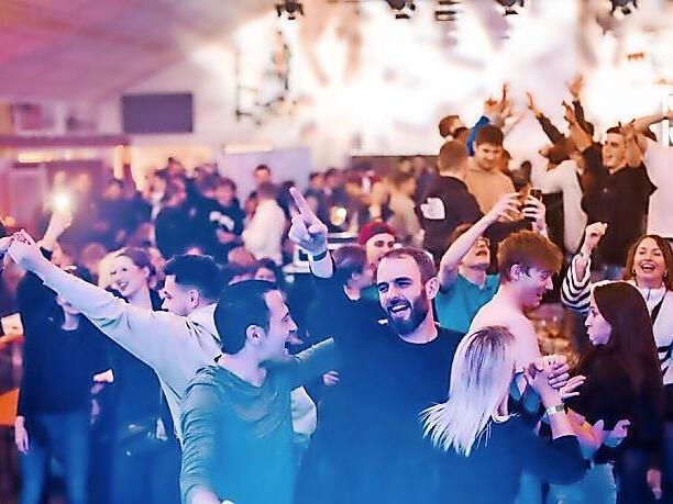 Wenn schon beim zweiten Lied das Publikum im Zelt auf den Bänken steht, mitmacht, mitklatscht und mittanzt – dann wissen die Hobbymusiker, dass sich der ganze Aufwand lohnt.
