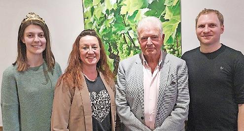 Der Weinbauverein Ramsthal ehrte langjährige Mitglieder: (von links) Weinprinzessin Julia Vierheilig, Bianca Dees, Franz Büttner und Vorsitzender Lorenz Neder Der Weinbauverein Ramsthal ehrte langjährige Mitglieder: (von links) Weinprinzessin Julia Vierheilig, Bianca Dees, Franz Büttner und Vorsitzender Lorenz Neder