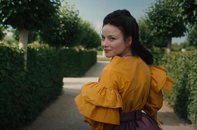 Devrim Lingnau alias Sisi: Szene aus dem Teaser zur Sisi-Serie &bdquo;Die Kaiserin&ldquo; bei Netflix.