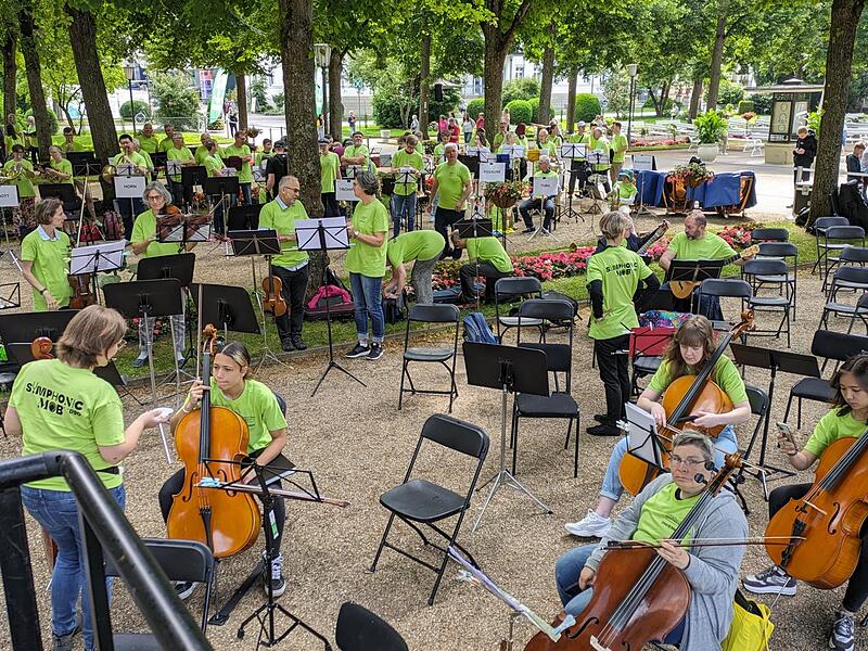 Auf dem Platz haben sich schon zahlreiche Musikerinnen und Musiker versammelt.
