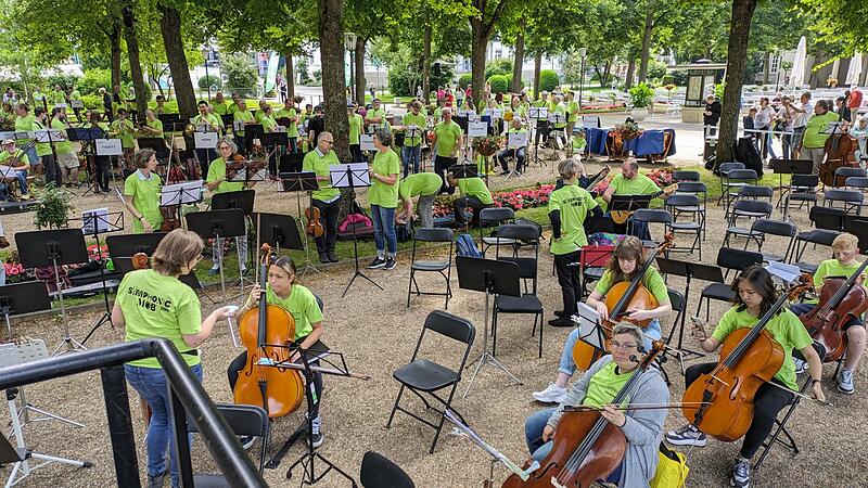 Auf dem Platz haben sich schon zahlreiche Musikerinnen und Musiker versammelt.