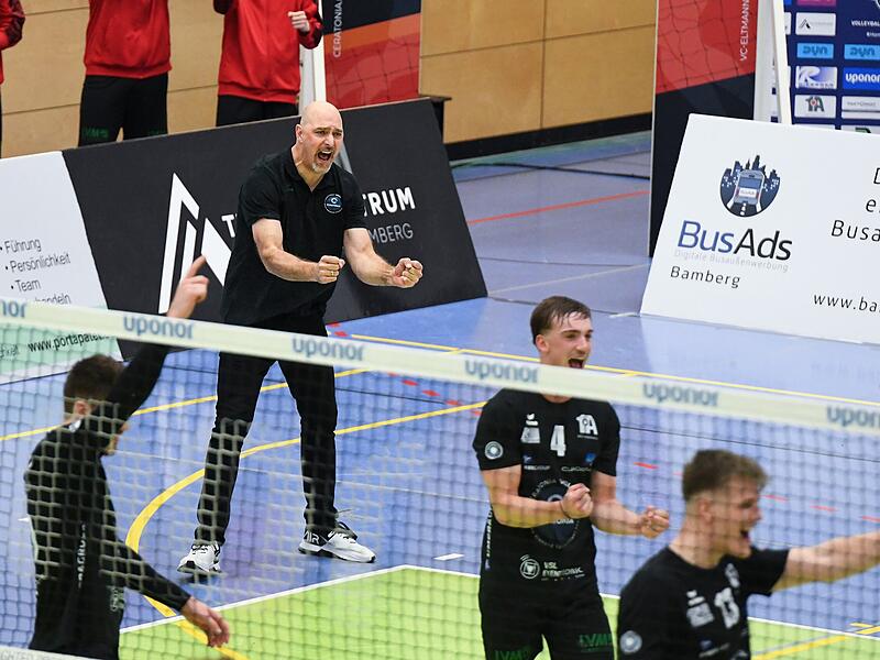 Trainer Vladimir Rakic feuert seine Spieler im Heimspiel gegen Dresden an.