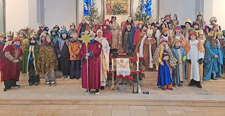 Gruppenbild der Sternsinger mit Pater Norbert Hofmann. Gruppenbild der Sternsinger mit Pater Norbert Hofmann.