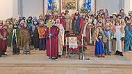 Gruppenbild der Sternsinger mit Pater Norbert Hofmann.