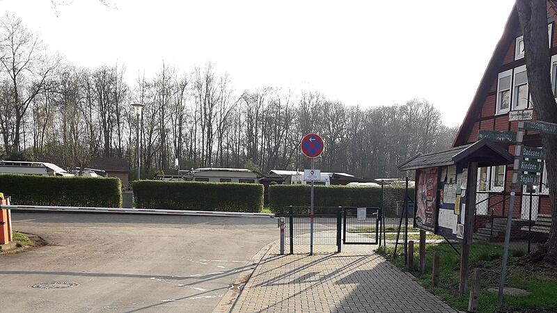 Einfahrt zum Campingplatz, der an den gesch&uuml;tzten Auwald angrenzt.