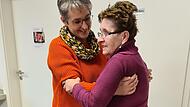Geschafft: Anneliese Iser verschafft Renate Kraus einen sicheren Stand.Forchheim & Fränkische Schweiz Geschafft: Anneliese Iser verschafft Renate Kraus einen sicheren Stand.Forchheim & Fränkische Schweiz