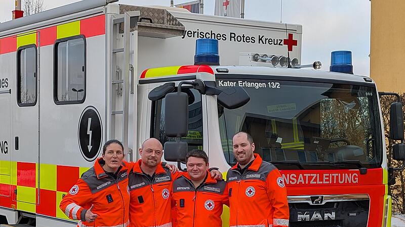 Die Blaulichtfamilie Erlangen-H&ouml;chstadt freut sich &uuml;ber das neue Einsatzfahrzeug.