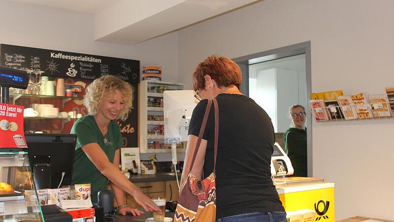 Kerstin Weinmann (links) aus dem Dorfladen-Team bedient gerade Thea Sch&uuml;tz, die zum Kaffeetrinken hergekommen ist.