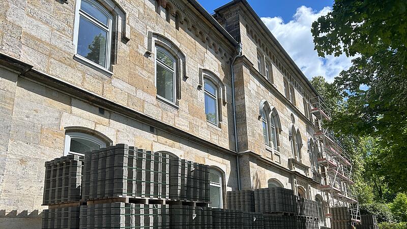 Der Umbau des Alten Landratsamts in Coburg ist bald fertig. In zentraler Stadtlage entstehen 16 Eigentumswohnungen.