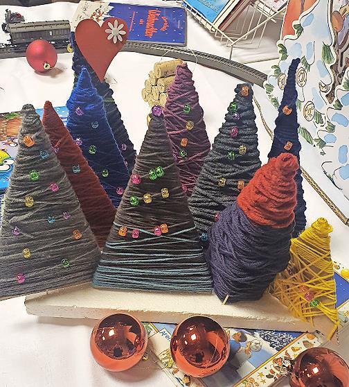 Nach der Geschichte wurden kleine Woll-Weihnachtsb&auml;umchen gebastelt und verziert.