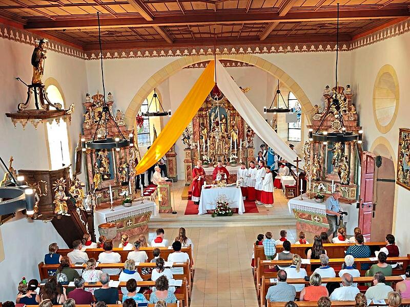 Die Pfarrkirche in Schnaid ist renoviert worden. Pfarrer Matthias Steffel zelebrierte den Gottesdienst.
