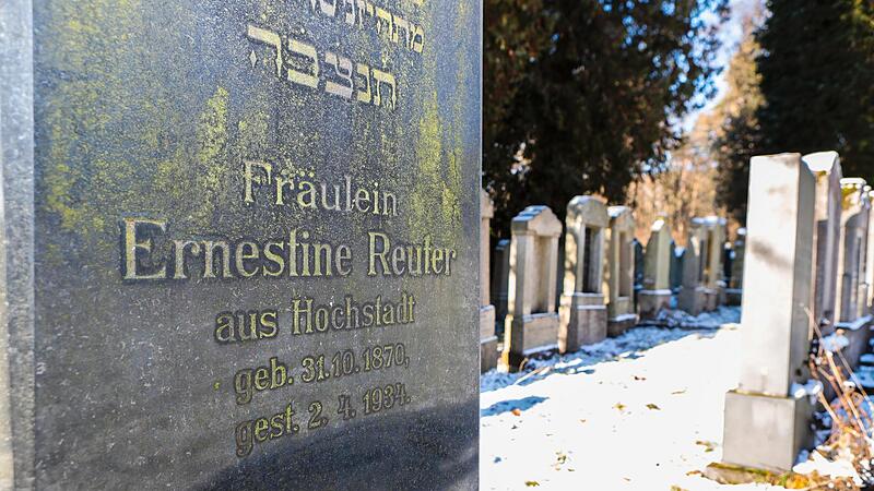 Der Grabstein von Ernestine Reuter aus Hochstadt auf dem j&uuml;dischen Friedhof in Burgkunstadt. Ein Bild von ihr zu Lebzeiten wurde bislang nicht gefunden.
