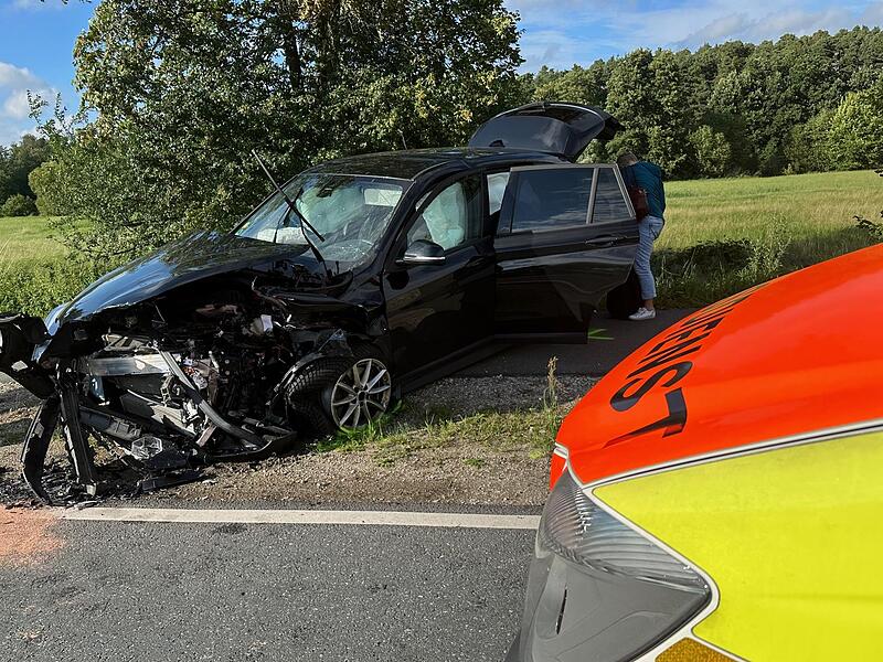 Im BMW wurden zwei Menschen verletzt.