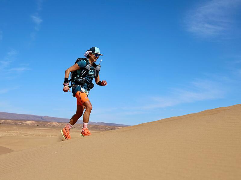 Silke Leikheim meistert Trans-Sahara-Marathon in Marokko