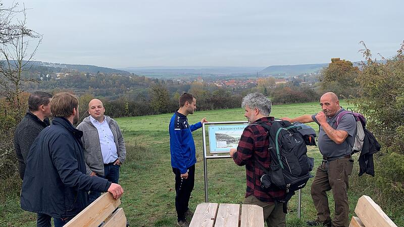 Rast am Münnerstädter Panoramablick. Das Foto entstand bei der Erstbegehung im Herbst. Am Sonntag, 7. Mai wird der Weg jetzt offiziell eröffnet. Rast am Münnerstädter Panoramablick. Das Foto entstand bei der Erstbegehung im Herbst. Am Sonntag, 7. Mai wird der Weg jetzt offiziell eröffnet.