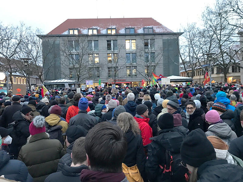 Bilder von der Demonstration gegen Rechtsextremismus in Erlangen mit 5000 Teilnehmern auf dem Hugenottenplatz.