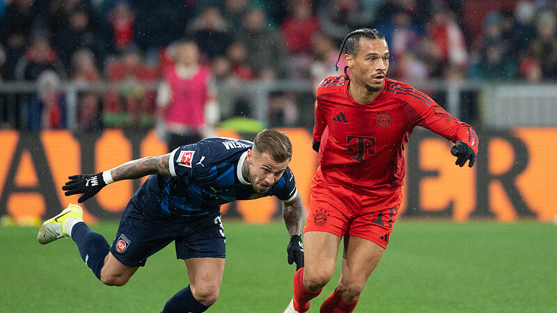 Der Altenkunstadter Niklas Dorsch (links) kommt im Laufduell mit Bayerns Leroy Sane ins Straucheln.