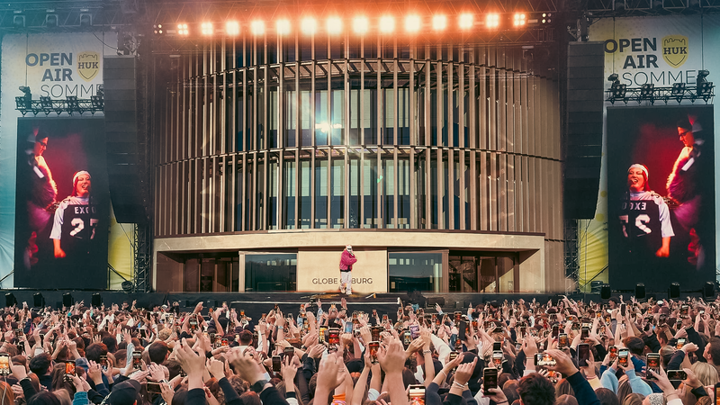 Cro vor dem Theater-Globe in Coburg