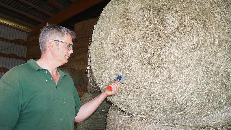 Diethard Wagenbrenner misst die Temperatur in den Heuballen regelm&auml;&szlig;ig.