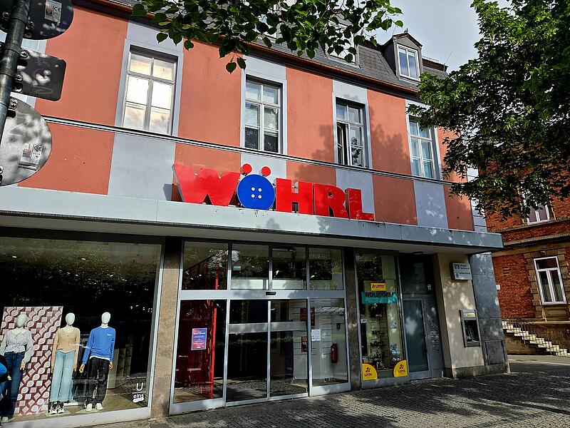Die W&ouml;hrl-Filiale in Bamberg mit dem Eingang am ZOB. Das Unternehmen aus N&uuml;rnberg sucht aktuelle Kooperationspartner f&uuml;r einen Teil der Verkaufsfl&auml;chen.