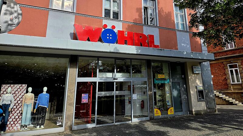 Die W&ouml;hrl-Filiale in Bamberg mit dem Eingang am ZOB. Das Unternehmen aus N&uuml;rnberg sucht aktuelle Kooperationspartner f&uuml;r einen Teil der Verkaufsfl&auml;chen.