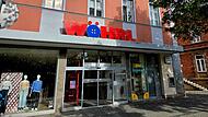 Die W&ouml;hrl-Filiale in Bamberg mit dem Eingang am ZOB. Das Unternehmen aus N&uuml;rnberg sucht aktuelle Kooperationspartner f&uuml;r einen Teil der Verkaufsfl&auml;chen.
