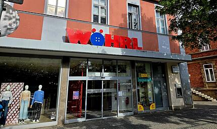 Die W&ouml;hrl-Filiale in Bamberg mit dem Eingang am ZOB. Das Unternehmen aus N&uuml;rnberg sucht aktuelle Kooperationspartner f&uuml;r einen Teil der Verkaufsfl&auml;chen.
