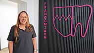 Petra Schmidt-Holzer hat ihre Praxis &bdquo;Franggnzahn&ldquo; genannt. Inzwischen ist der Ansturm so gro&szlig;, dass sie einen Aufnahmestopp verh&auml;ngt hat. Sonny Adam