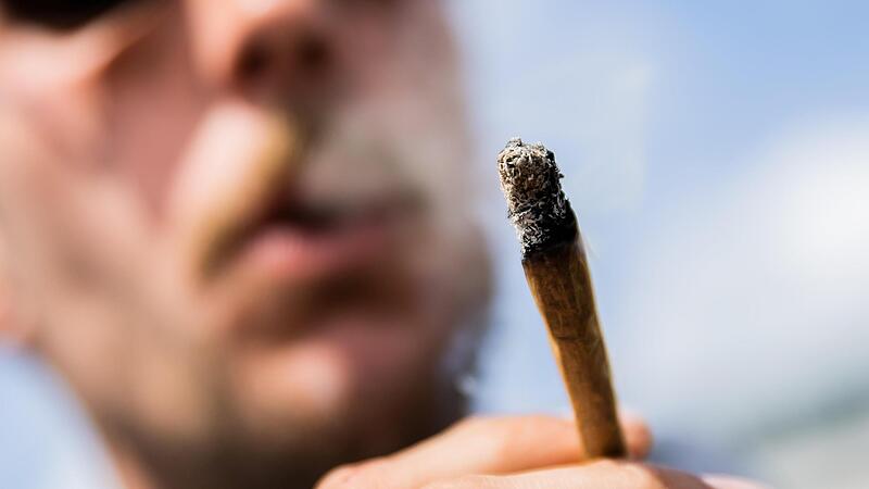 Cannabis rauchen, das ist in Deutschland nach wie vor illegal – ebenso illegal, wie große Mengen von dem Rauschgift zu besitzen. Das brachte einem 33-Jährigen am Haßfurter Amtsgericht jetzt eine Bewährungsstrafe ein.