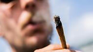 Cannabis rauchen, das ist in Deutschland nach wie vor illegal – ebenso illegal, wie große Mengen von dem Rauschgift zu besitzen. Das brachte einem 33-Jährigen am Haßfurter Amtsgericht jetzt eine Bewährungsstrafe ein.