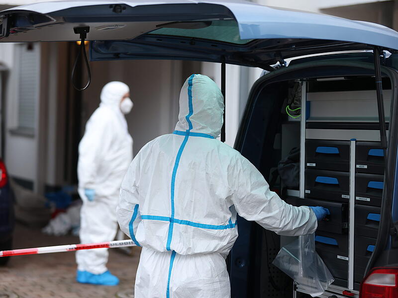 Familiendrama in Mittelfranken: Junge (17) tötet Schwester (14) und verletzt Mutter (41) schwer - Zeugen hörten Schreie und verständigten die Polizei - Tatverdächtiger bei Fahndungsmaßnahmen in Tatortnähe festgenommen - Umfangreiche Spurensicherungsmaßnahmen - Blutspuren am Fensterrahmen und zum Nachbarhaus führend - Hintergründe des Verbrechens noch unklar - Ermittlungsrichter soll am Samstag über Haftfrage entscheidenFamiliendrama in Weisendorf: Bilder zeigen die Ermittler vor Ort