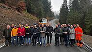 Landrat Klaus Löffler (Mitte) gab gemeinsam mit dem Regierungsvizepräsidenten Thomas Engel (Zehnter von links), Bürgermeister Jens Korn (Achter von links) und mit zahlreichen Vertretern aus Firmen, Behörden und Kreis- und Stadtpolitik die Kreisstr...