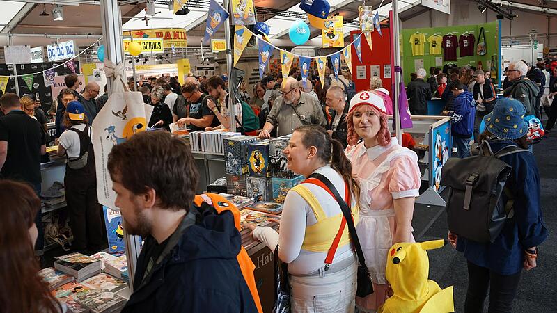 Etliche Besucher tummeln sich w&auml;hrend des Comic-Salons in Erlangen in den Messehallen.