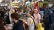 Etliche Besucher tummeln sich während des Comic-Salons in Erlangen in den Messehallen. Etliche Besucher tummeln sich während des Comic-Salons in Erlangen in den Messehallen.