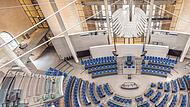 Es gibt weniger Abgeordnete im neuen Bundestag, die Verwaltung jedoch bleibt gleich gro&szlig;. Unser Bild zeigt den umgebauten Plenarsaal.