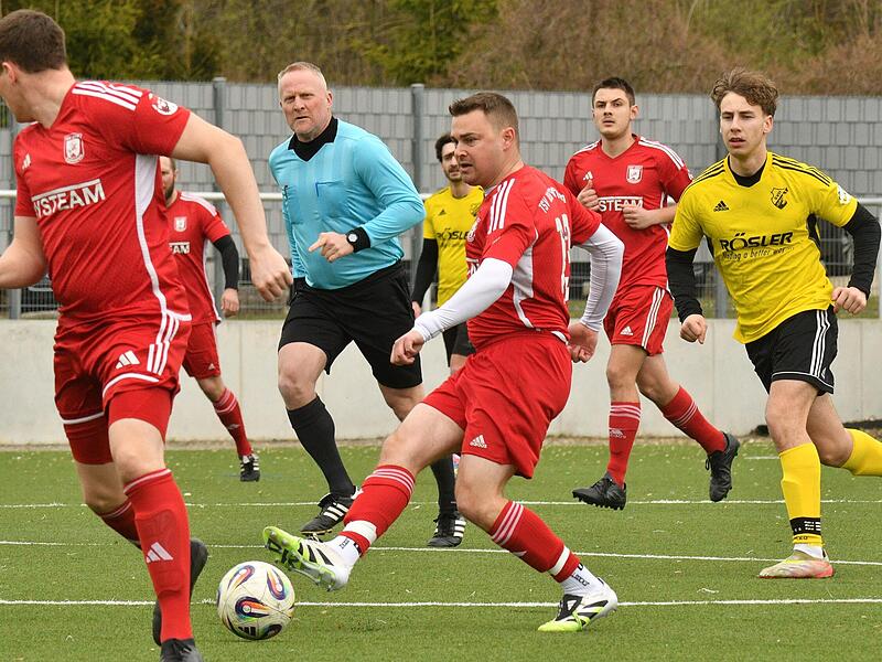 Zu selten fanden die P&auml;sse der Staffelsteiner gegen die Lichtenfelser Siedler ihr Ziel. Hier spielt Christoph Heublein (Mitte) seinen Mitspieler Armin Hatzold erfolgreich an.