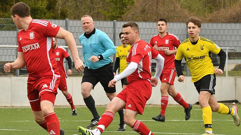 Zu selten fanden die P&auml;sse der Staffelsteiner gegen die Lichtenfelser Siedler ihr Ziel. Hier spielt Christoph Heublein (Mitte) seinen Mitspieler Armin Hatzold erfolgreich an.