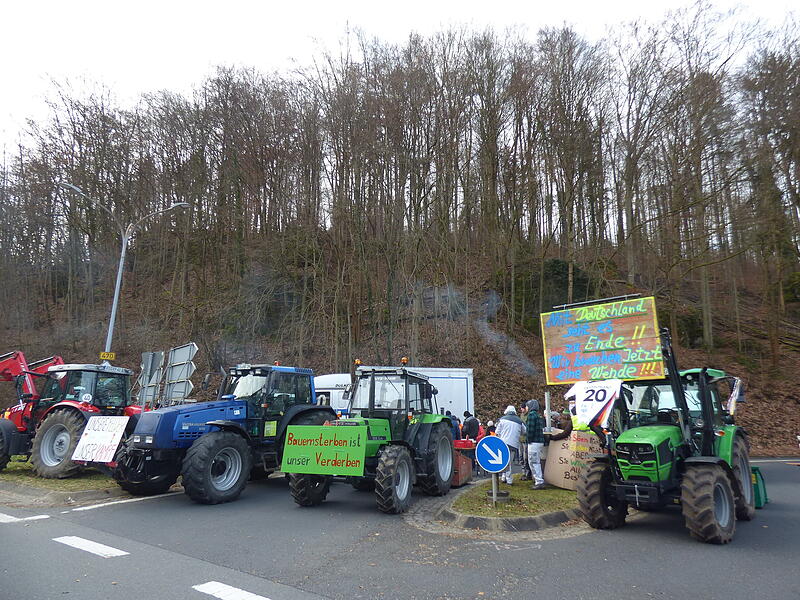Auch bei Behringersmühle demonstrieren die LandwirteAuch bei Behringersmühle demonstrieren die Landwirte
