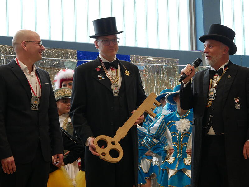 OB Dirk Vogel bekommt den Schlüssel und die Kasse zurück, den die Narren beim Rathaussturm erobert hatten. OB Dirk Vogel bekommt den Schlüssel und die Kasse zurück, den die Narren beim Rathaussturm erobert hatten.