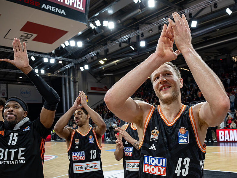 Christian Sengfelder (rechts) feierte im Hinspiel kurz nach Weihnachten mit seinen Teamkollegen einen &uuml;berzeugenden 106:83-Ausw&auml;rtserfolg in Bamberg.