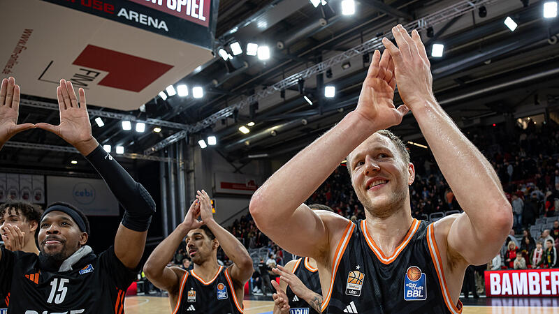 Christian Sengfelder (rechts) feierte im Hinspiel kurz nach Weihnachten mit seinen Teamkollegen einen überzeugenden 106:83-Auswärtserfolg in Bamberg. Christian Sengfelder (rechts) feierte im Hinspiel kurz nach Weihnachten mit seinen Teamkollegen einen überzeugenden 106:83-Auswärtserfolg in Bamberg.