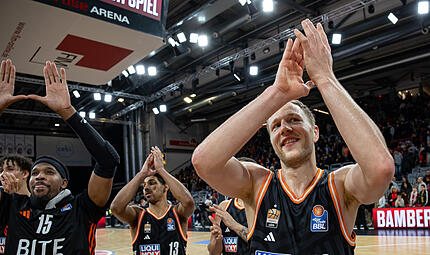 Christian Sengfelder (rechts) feierte im Hinspiel kurz nach Weihnachten mit seinen Teamkollegen einen &uuml;berzeugenden 106:83-Ausw&auml;rtserfolg in Bamberg.