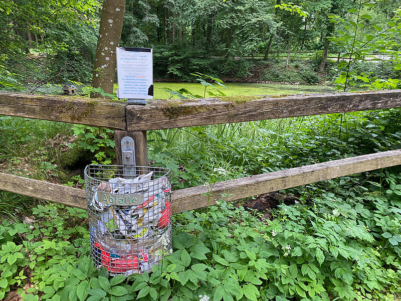 Achtsamkeit NaturForchheim & Fränkische Schweiz Der Müllbehälter am Parkplatz im Buchenwald ist voll - das Hinweisschild wurde geflissentlich ignoriert und Zeitungspapier, große Eisverpackungen aus Kunststoff und sogar ein Gurkenglas entsorgt.