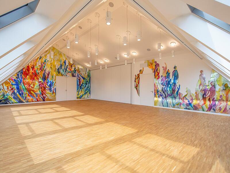 Theologe Georg Beirer sagt &uuml;ber das Kunstwerk: &bdquo;Am Anfang sehen wir uns selbst im Spiegel, dann spiegeln wir uns in den anderen, und dann wird der Spiegel so transparent, dass uns das Antlitz Gottes selbst entgegentritt, und uns Mensch und Sch&ouml;pfu...