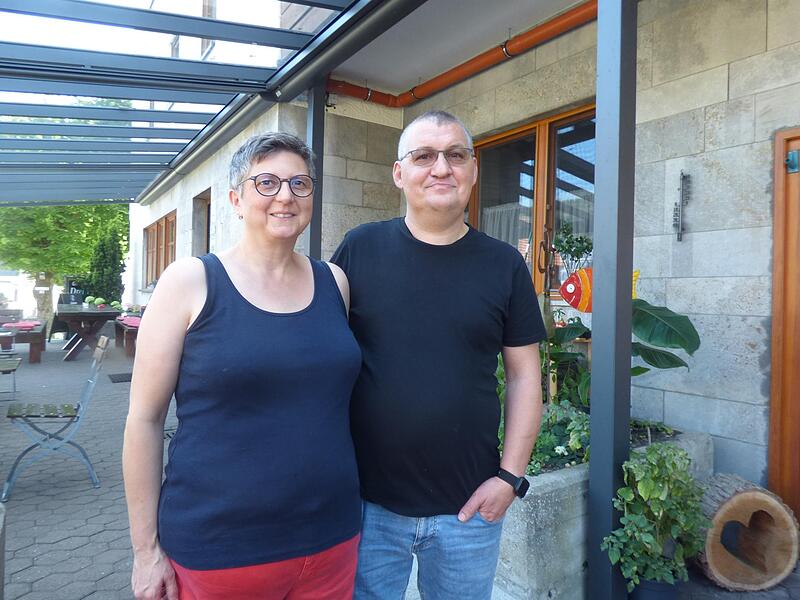 Das Gastwirtsehepaar Heinrich und Sabine Schmitt ist Inhaber des Gasthofs „Drei Linden“ in Bärnfels.Forchheim & Fränkische Schweiz Das Gastwirtsehepaar Heinrich und Sabine Schmitt ist Inhaber des Gasthofs „Drei Linden“ in Bärnfels.Forchheim & Fränkische Schweiz