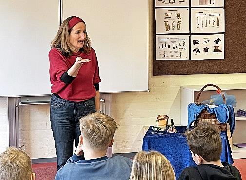 Die Märchenerzählerin Gesine Kleinwächter in Aktion Die Märchenerzählerin Gesine Kleinwächter in Aktion