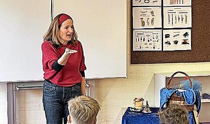 Die M&auml;rchenerz&auml;hlerin Gesine Kleinw&auml;chter in Aktion