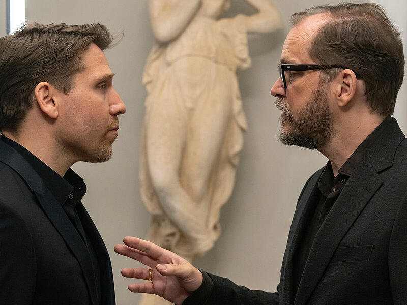 Zielfahnder Lars R&ouml;wer (Hanno Koffler, li.) versucht Kontakt zu dem Sch&ouml;nheitschirurgen Hendrik Meingast (Godehard Giese) herzustellen.